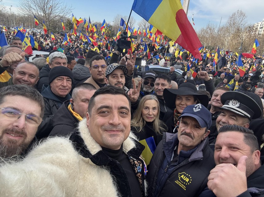 calin georgescu si george simion alaturi de sute de persoane la marea hora a unirii neamului din parcul tineretului din bucuresti 679380f0781d8