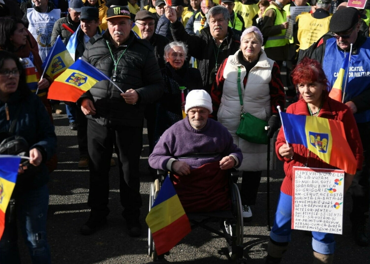 ceferisti militari politisti mineri padurari si siderurgisti protesteaza la guvern impotriva ordonantei trenulet 679393ee524e0