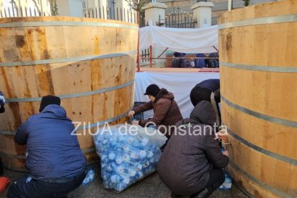 credinciosii au luat apa sfintita la constanta in ajunul bobotezei peste 200 000 de pet uri vor fi umplute cu aghiasma mare galerie fotovideo 677a3de490acf