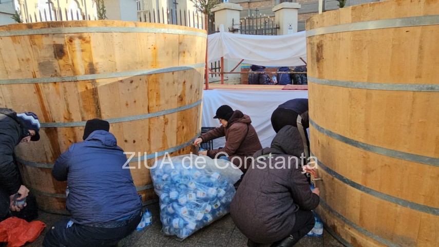 credinciosii au luat apa sfintita la constanta in ajunul bobotezei peste 200 000 de pet uri vor fi umplute cu aghiasma mare galerie fotovideo 677a3de490acf