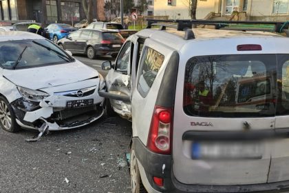 foto accident rutier intre doua autoturisme in fata centrului comercial city mall patru persoane au fost ranite 678b5ff24645f