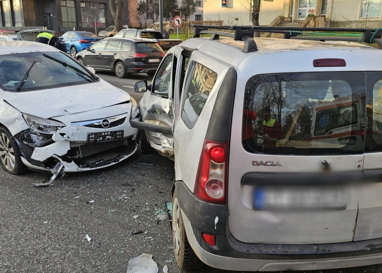 foto accident rutier intre doua autoturisme in fata centrului comercial city mall patru persoane au fost ranite 678b5ff24645f