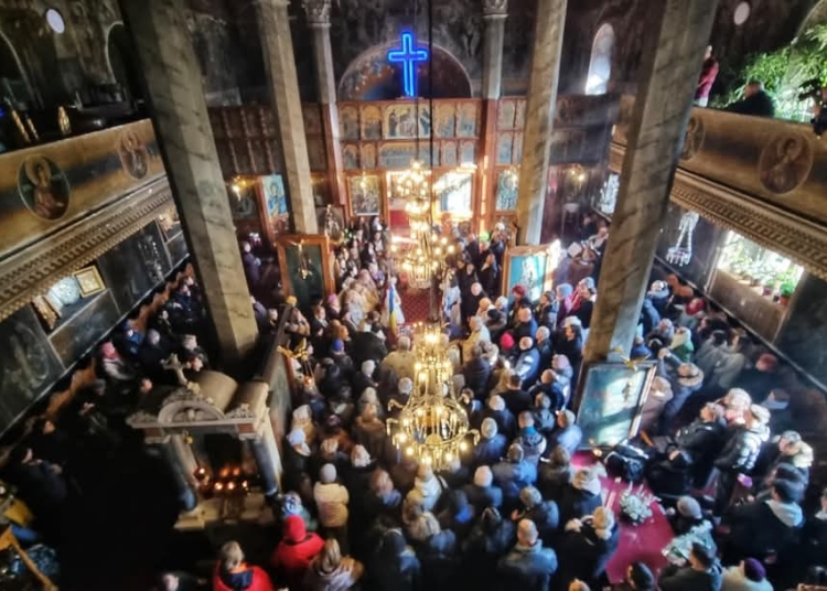 foto grecii din constanta au sarbatorit vasilopita taierea prajiturii sfantului vasile la biserica methamorphosis 678d106f419cd