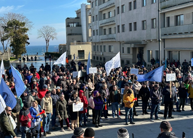 foto video angajatii santierului naval mangalia protesteaza impotriva concedierilor anuntate de conducerea damen 6798d56b65899