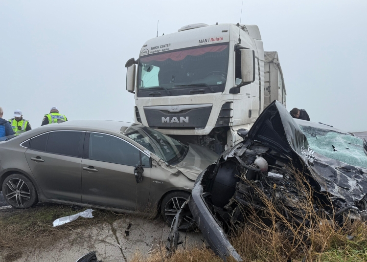 fotovideo accident rutier intre doua autoturisme si un camion in tulcea 6798a6764a586