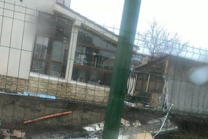 galerie foto peretele unei vile din palazu s a crapat din cauza construirii unui bloc si gardul i a s a daramat pamantul excavat depozitat pe o alta strada 6788d07e1cf29