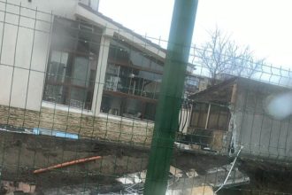 galerie foto peretele unei vile din palazu s a crapat din cauza construirii unui bloc si gardul i s a daramat pamantul excavat depozitat pe o alta strada 6788d8ace2344