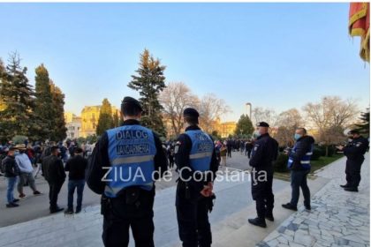 haos in piata victoriei protestatarii au aruncat cu obiecte si petarde catre jandarmi 6793ad76516c7