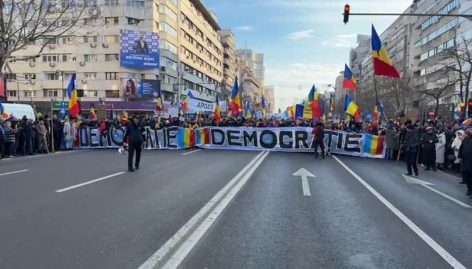 horatiu potra si fiul sau participanti la protestul din bucuresti condusi de jandarmi la politie pentru verificari 6783d759e3330