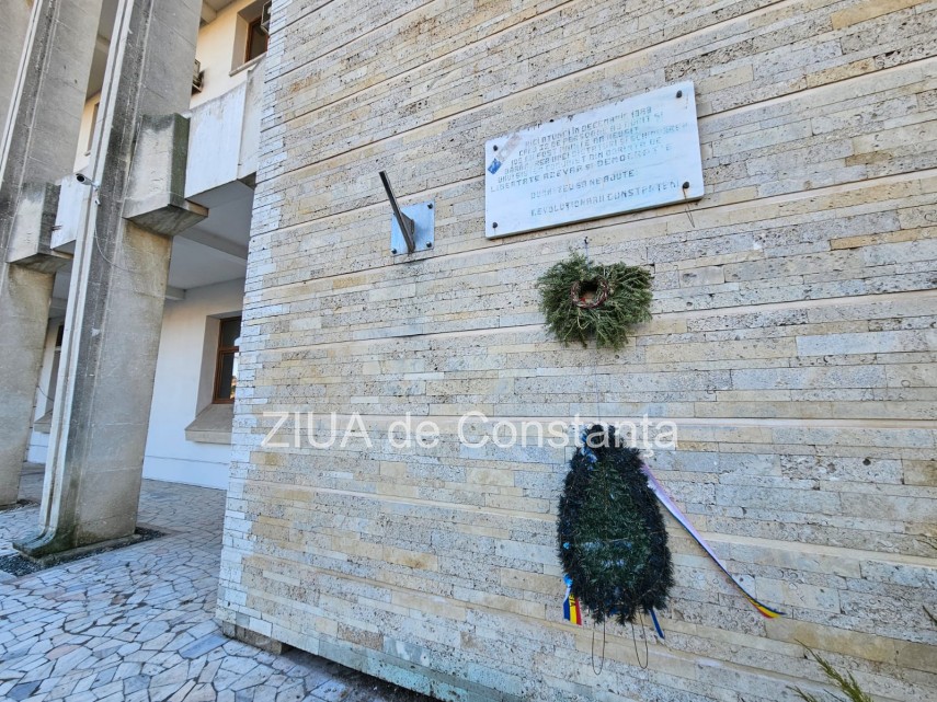 imagini cu placa ce comemoreaza revolutia din decembrie 1989 de la prefectura judetului constanta galerie foto 678bdda906819