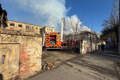 incendiu la cladirea fostului liceu timpuri noi din bucuresti intervin mai multe echipaje de pompieri galerie fotovideo 677a76290a3b9