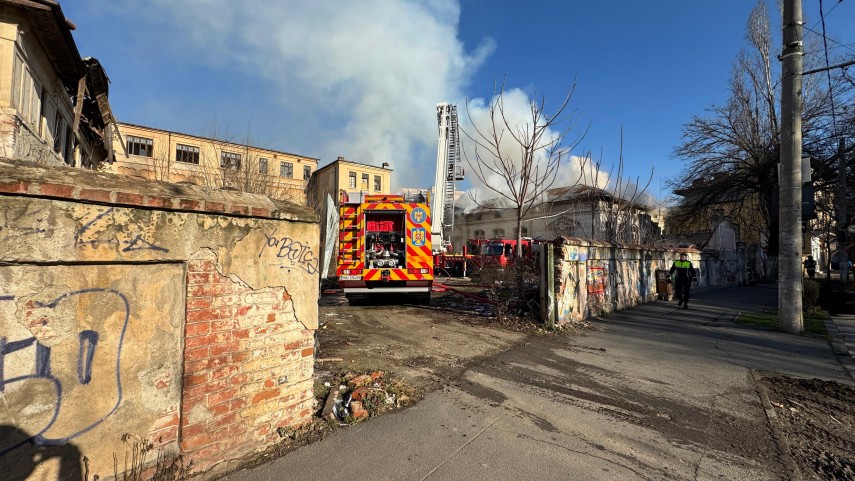 incendiu la cladirea fostului liceu timpuri noi din bucuresti intervin mai multe echipaje de pompieri galerie fotovideo 677a76290a3b9