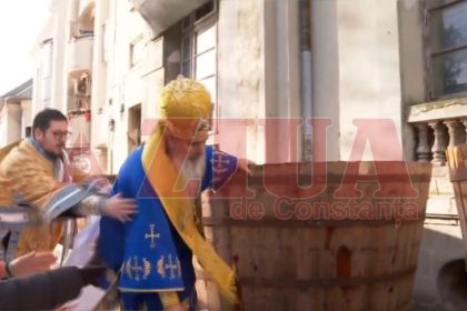 incident la slujba de sfintire a apei din ajunul bobotezei ips teodosie s a impiedicat si a fost la un pas sa cada de la inaltime galerie fotovideo 677a47517db28