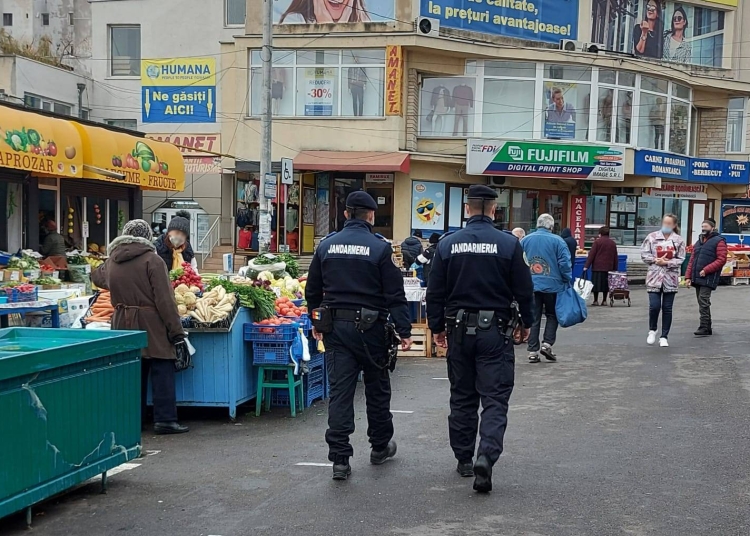 marfuri contrafacute vandute pe trotuar in constanta jandarmii au confiscat marfa si au aplicat sanctiuni 679724cfaacb7