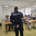 politistii din constanta deruleaza activitati educativ preventive in scoli pentru siguranta minorilor foto 679a200e5758b