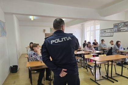 politistii din constanta deruleaza activitati educativ preventive in scoli pentru siguranta minorilor foto 679a200e5758b