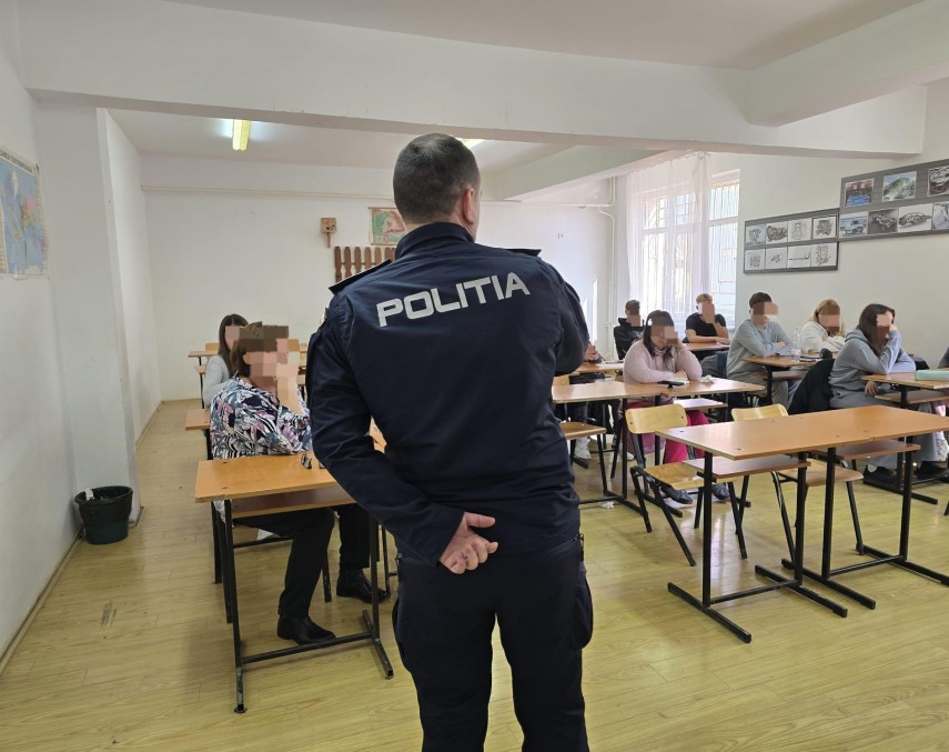 politistii din constanta deruleaza activitati educativ preventive in scoli pentru siguranta minorilor foto 679a200e5758b