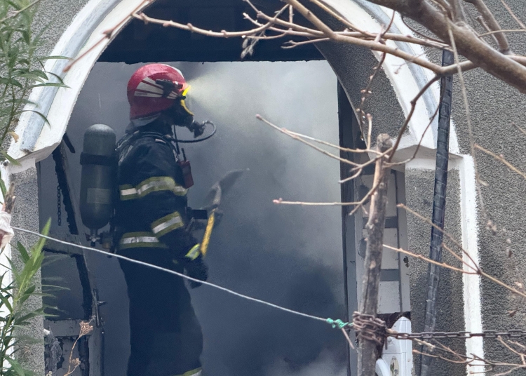 pompierii in alerta arde o casa la mangalia pericol de