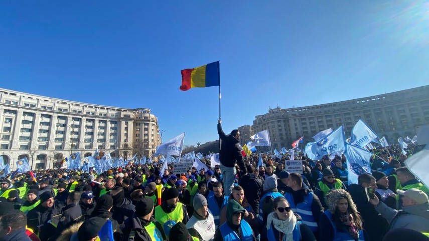 protest de amploare a politistilor in piata constitutiei angatii cer coretarea rapida a oug 156 2024 video 678a39bd7f8a3