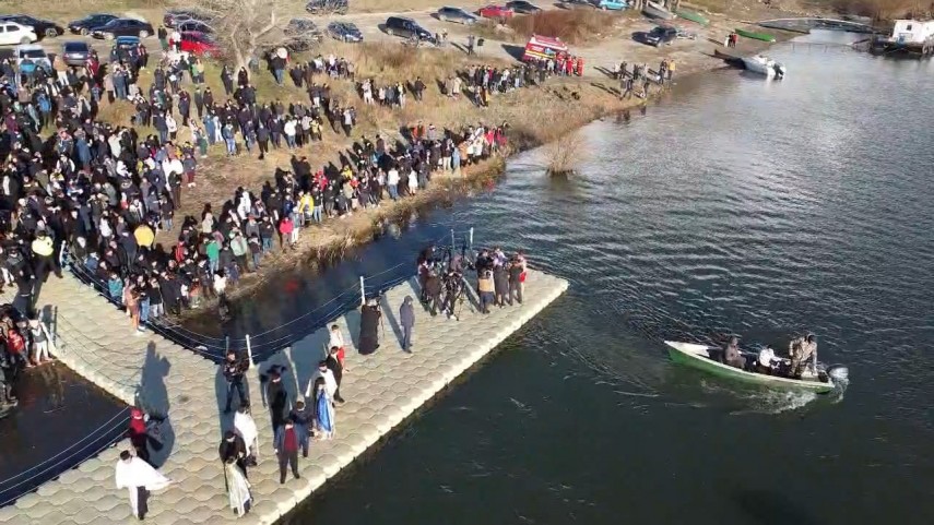 slujba de sfintire mare a apei la harsova ips teodosie a aruncat trei cruci in apa dunarii galerie fotovideo 677a88f00cf67