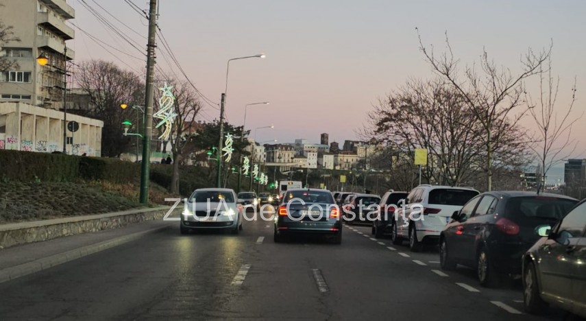 trafic ingreunat pe traseul de drum dintre poarta 2 si poarta 1 in prima zi din an aglomeratie de masini fotovideo 67755a7072596