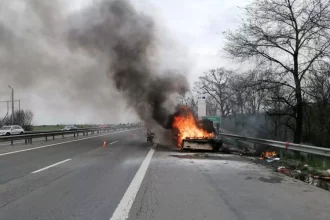 trafic restrictionat pe autostrada a1 o masina a luat foc 678a2a96763e8