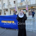 un preot a rostit o rugaciune alaturi de protestatari la constanta galerie fotovideo 678ba4d4524dd