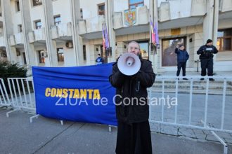 un preot a rostit o rugaciune alaturi de protestatari la constanta galerie fotovideo 678ba4d4524dd