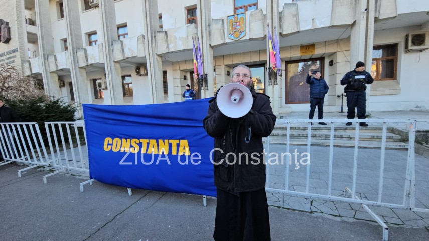 un preot a rostit o rugaciune alaturi de protestatari la constanta galerie fotovideo 678ba4d4524dd