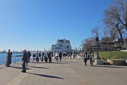 vremea frumoasa a scos constantenii si turistii la plimbare pe faleza cazinoului din constanta galerie fotovideo 67766b6ee934f