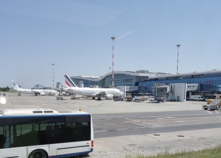 aterizare de urgenta pe otopeni un avion cu zeci de pasageri s a intors pe aeroport 67a0acaf914c9