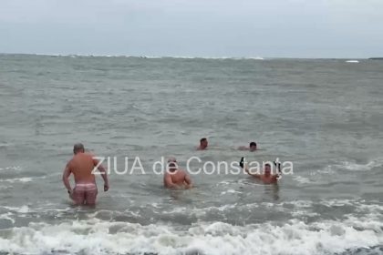 baie la constanta in apele reci ale marii fotovideo 67a8a430d09cd