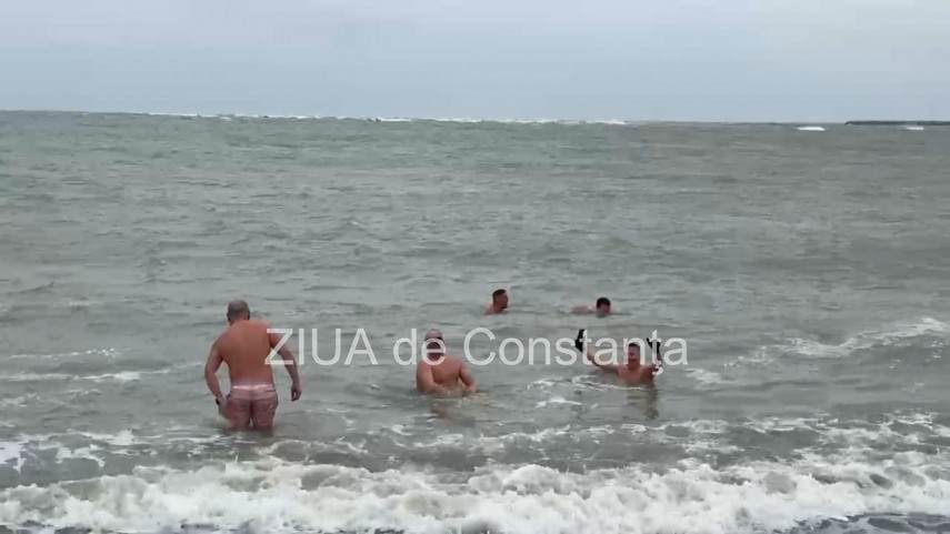 baie la constanta in apele reci ale marii fotovideo 67a8a430d09cd