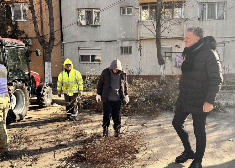 chelaru continuam amenajarea de noi spatii verzi din jurul blocurilor cu sisteme de irigatii si gazon 67a1fbd09dfd5