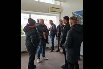 consilierii din mangalia impiedicati sa participe la sedinta comisiei economice fotovideo 67a4df59b20a5