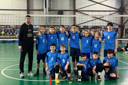 echipa de mini volei a csm constanta s a calificat la faza semifinala i razvan parpala copiii au progresat de la turneu la turneu 67a8eb96d7faf