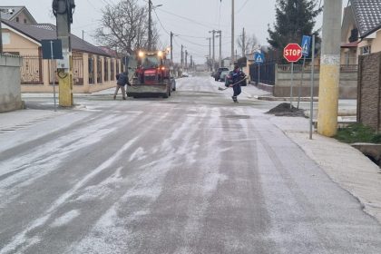 galerie foto pe toate drumurile din comuna valu lui traian se intervine cu material antiderapant pentru asigurarea circulatiei 67a7210450e0a