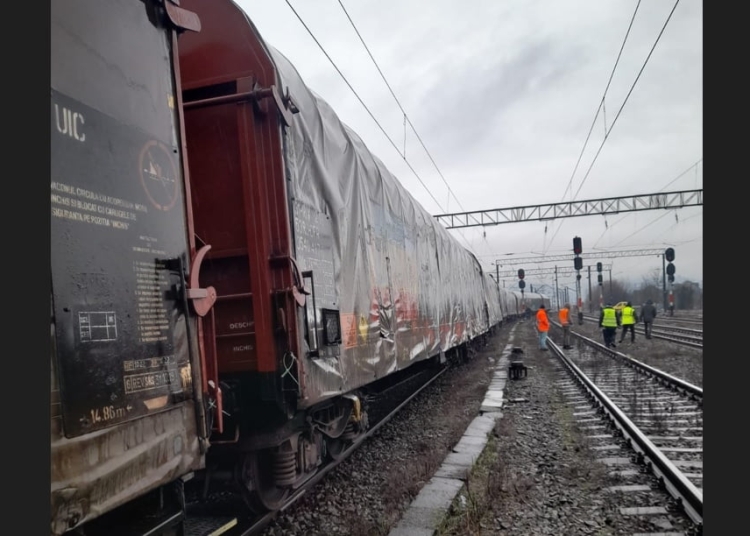 marfar cu 22 de vagoane deraiat in olt circulatia a patru trenuri de calatori oprita cateva ore 67ac5ff619529