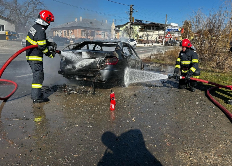 o masina a luat foc in judetul tulcea soferul a reusit sa scape 67bb17a148df0