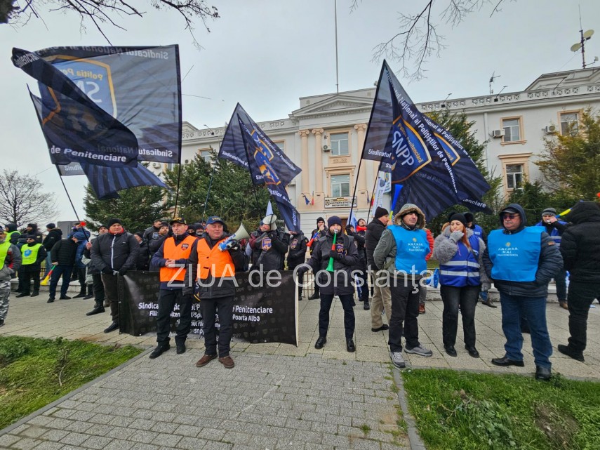 politistii constanteni protesteaza in fata sediului ipj constanta am primit doar promisiuni fotovideo 67ab1ab15f900