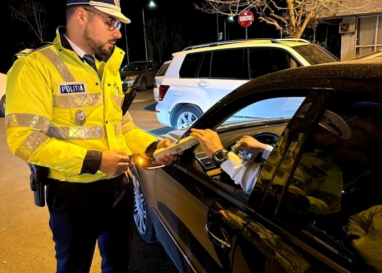 un barbat din cernavoda a fost oprit de politisti conducea baut cu o alcoolemie de 125 mg l in aerul