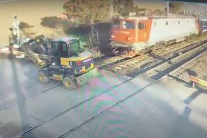 video circulatie feroviara blocata pe ruta bucuresti ploiesti momentul in care un excavator a fost lovit de tren pe calea ferata 67a9d91939267