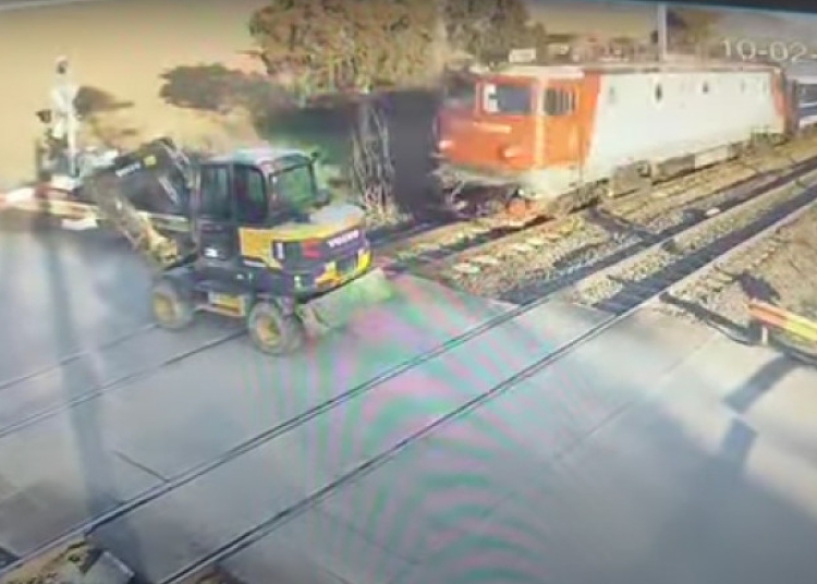 video circulatie feroviara blocata pe ruta bucuresti ploiesti momentul in care un excavator a fost lovit de tren pe calea ferata 67a9d91939267