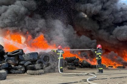 video ro alert la tulcea din cauza unui incendiu la un depozit de anvelope 67b86b2e01f0c