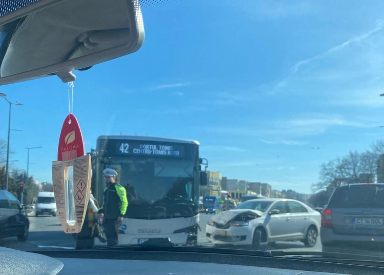 accident rutier in zona dacia intre un autoturism si un autobuz 67c98d8b297b7