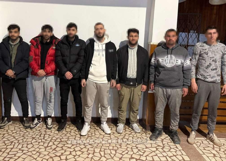 cinci migranti fara drept de a calatori in spatiul schengen depistati de politistii de frontiera intr o masina unul era in portbagaj 67c2c1575ac5f