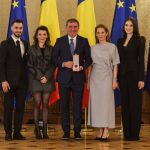 familia alaturi de gheorghe hagi la palatul cotroceni la ceremonia de decorare sunt onorat fericit si implinit galerie foto 67d18e9017830