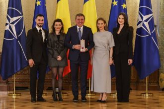 familia alaturi de gheorghe hagi la palatul cotroceni la ceremonia de decorare sunt onorat fericit si implinit galerie foto 67d18e9017830