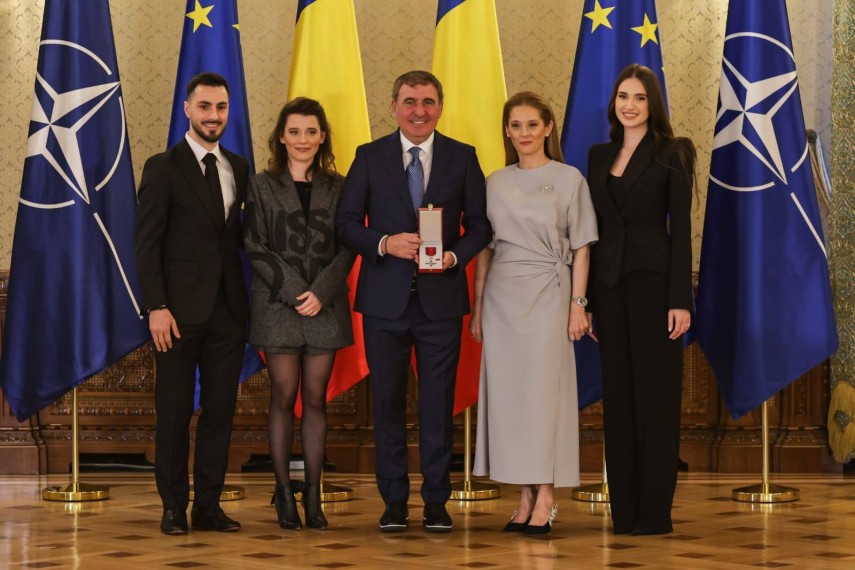 familia alaturi de gheorghe hagi la palatul cotroceni la ceremonia de decorare sunt onorat fericit si implinit galerie foto 67d18e9017830