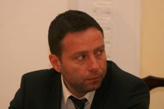 fostul consilier al lui mazare vrea sa demoleze mai multe case pentru a construi un bloc pe strada oborului 67d369e302cfc